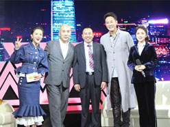 新望董事長(zhǎng)羅永輝與著名歌星劉尊老師、汪正正老師、郭津彤老師、主持人雅琪在北京電視臺(tái)錄制節(jié)目現(xiàn)場(chǎng)親切合影